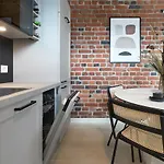 شقة High Ceiling Loft With Its Own Backyard And A Terrace *