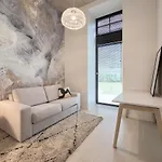 High Ceiling Loft With Its Own Backyard And A Terrace شقة *
