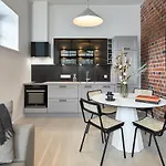 High Ceiling Loft With Its Own Backyard And A Terrace Apartmán
