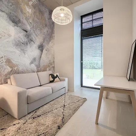 High Ceiling Loft With Its Own Backyard And A Terrace Appartement *