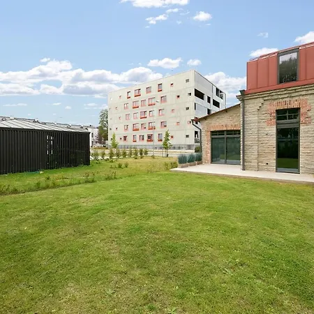 アパート High Ceiling Loft With Its Own Backyard And A Terrace タリン