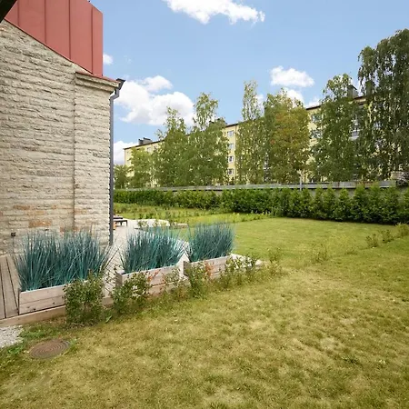 High Ceiling Loft With Its Own Backyard And A Terrace