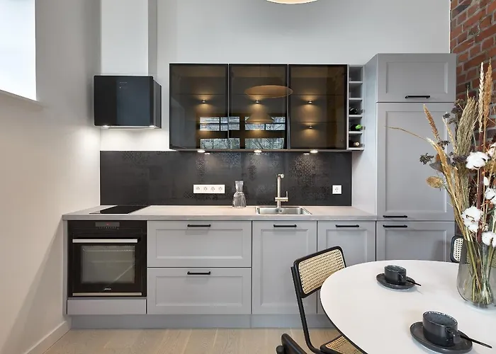 High Ceiling Loft With Its Own Backyard And A Terrace *