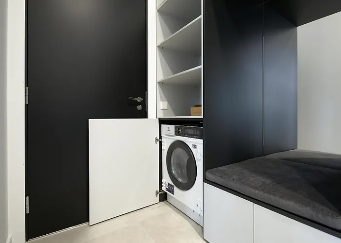 High Ceiling Loft With Its Own Backyard And A Terrace Lägenhet