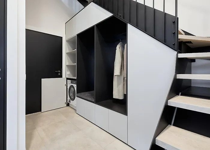 High Ceiling Loft With Its Own Backyard And A Terrace *