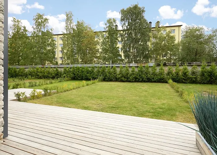 High Ceiling Loft With Its Own Backyard And A Terrace 公寓 *