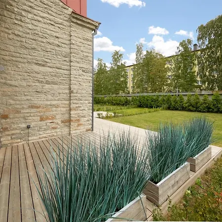 High Ceiling Loft With Its Own Backyard And A Terrace *