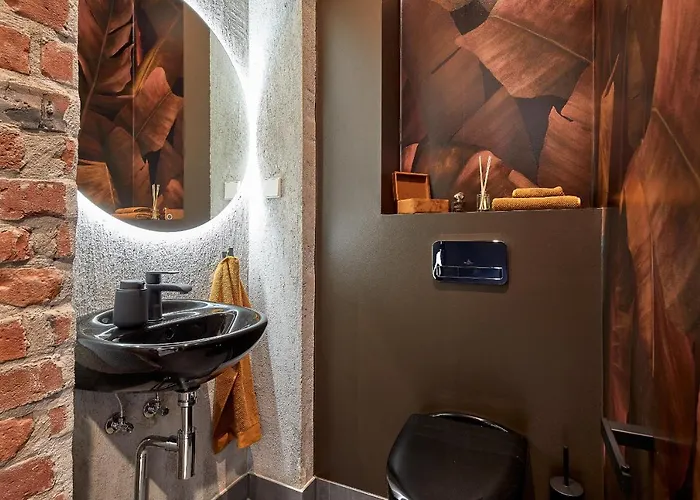 High Ceiling Loft With Its Own Backyard And A Terrace