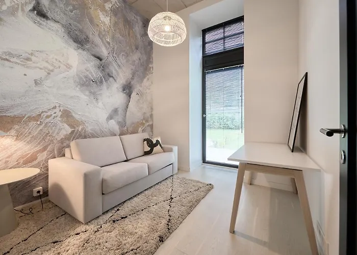 High Ceiling Loft With Its Own Backyard And A Terrace Appartement *